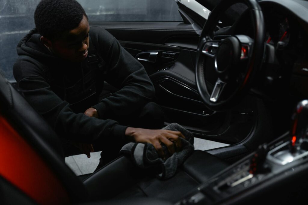 pexels-tima-miroshnichenko-6873185 Homme lave intérieur voiture